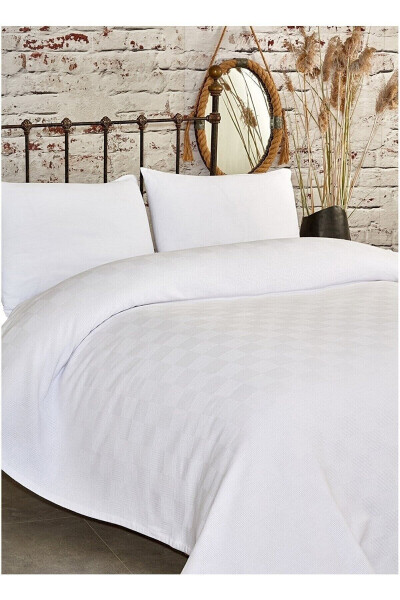 Double White Checkered Blanket. Checkered Hotel Blanket 200 X 230 - 1