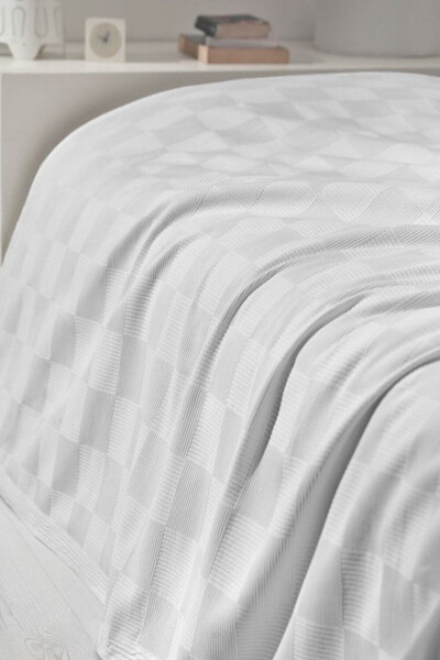 Double White Checkered Blanket. Checkered Hotel Blanket 200 X 230 - 3