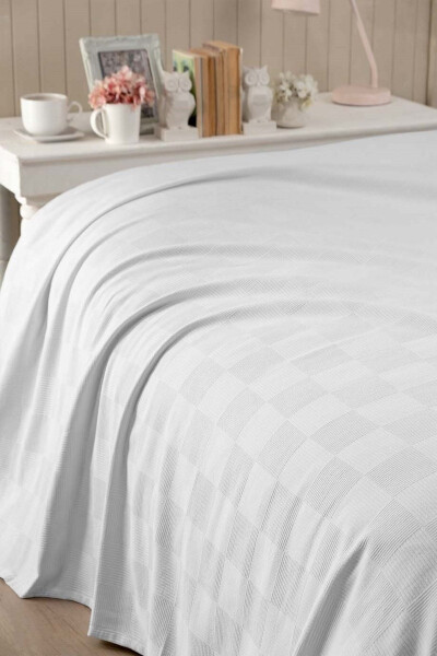 Double White Checkered Blanket, Checkered Hotel Blanket 200x230 - VALEZIUM