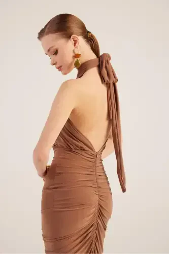 Drape Detalli Orqa Ochiq Yirtmaçli Uzun Marie Ko'ylak Qahva-Qahva - 4