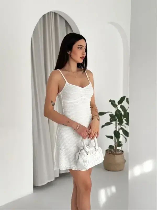 Drapeli ko'krak detallı, likrali, yozgi, torli mini ko'ylak - Oq - 4