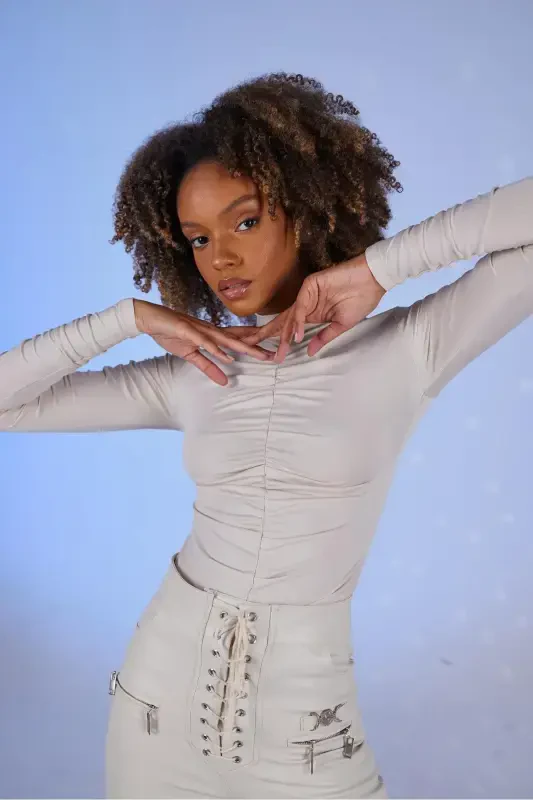 Драпированная блузка Экрю-Экрю с деталями и воротником-поло - 1