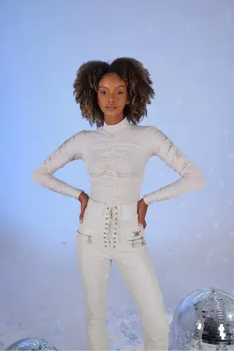 Драпированная блузка Экрю-Экрю с деталями и воротником-поло - 2