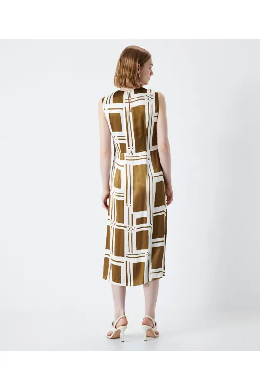 Dress with patterned bead accessories - 5