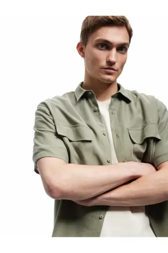 Düğmeli Klasik Yaka Kapaklı Cep Detaylı Rayon Regular Fit Viskon Kısa Kollu Gömlek - Haki 