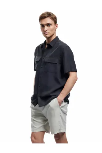 Düğmeli Klasik Yaka Kapaklı Cep Detaylı Rayon Regular Fit Viskon Kısa Kollu Gömlek - Lacivert 