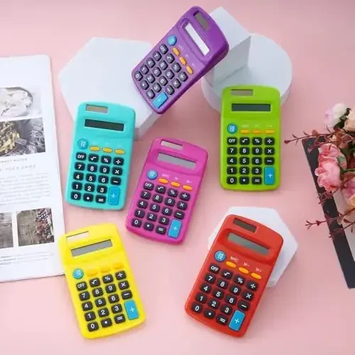 Dyrfolm 20 Pack cho'ntak kalkulyatori, mini kalkulyatorlar, cho'ntak o'lchamli asosiy kalkulyatorlar, quyosh batareyasi ikki quvvatli stol kalkulyatorlari, talabalar uchun 8 xonali displeyli asosiy kalkulyator bolalar uy ofisi (ko'p rangli) - 5