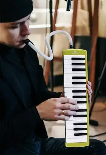 EASTROCK 32 Key Melodica Instrument Air Piano Keyboard Soprano Melodica with 2 Mouthpieces Tube Sets Carrying Bag for Beginners Adults Gift Green - 7