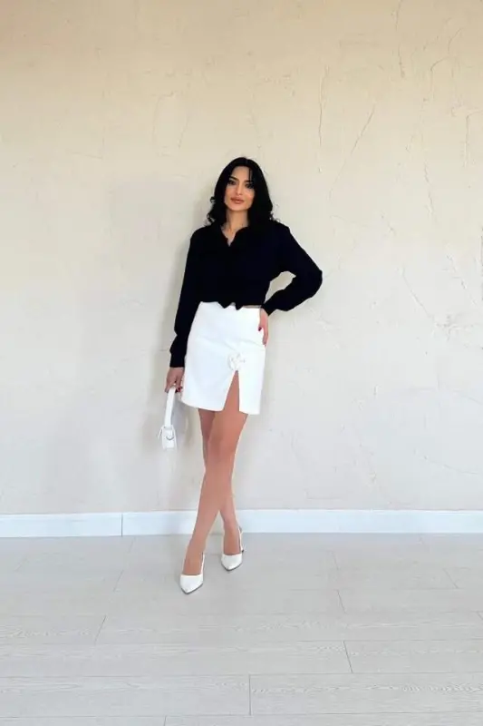 Ekru yirtigli gul detalli mini yubka - 2