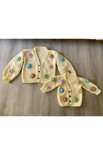 El Örgüsü Anne Kız Kombini Papatyalı Çiçekli Hırka-Krem Rengi - 2