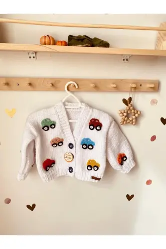 El Örgüsü Beyaz Araba Desen Erkek Bebek Hırka - Beyaz - SERASKIDS (1)