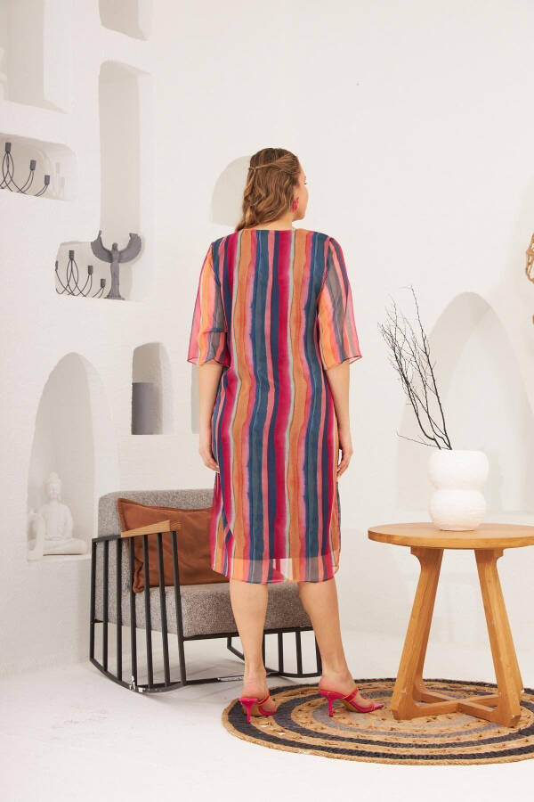 Elegant and Comfortable: Women's Patterned Plus Size Navy Chiffon Dress - 5