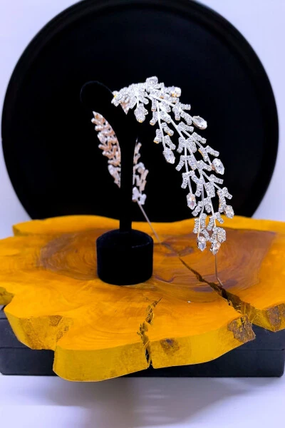 Elegant and Stylish Bridal Crown with Crystal Stones - Modazone (1)