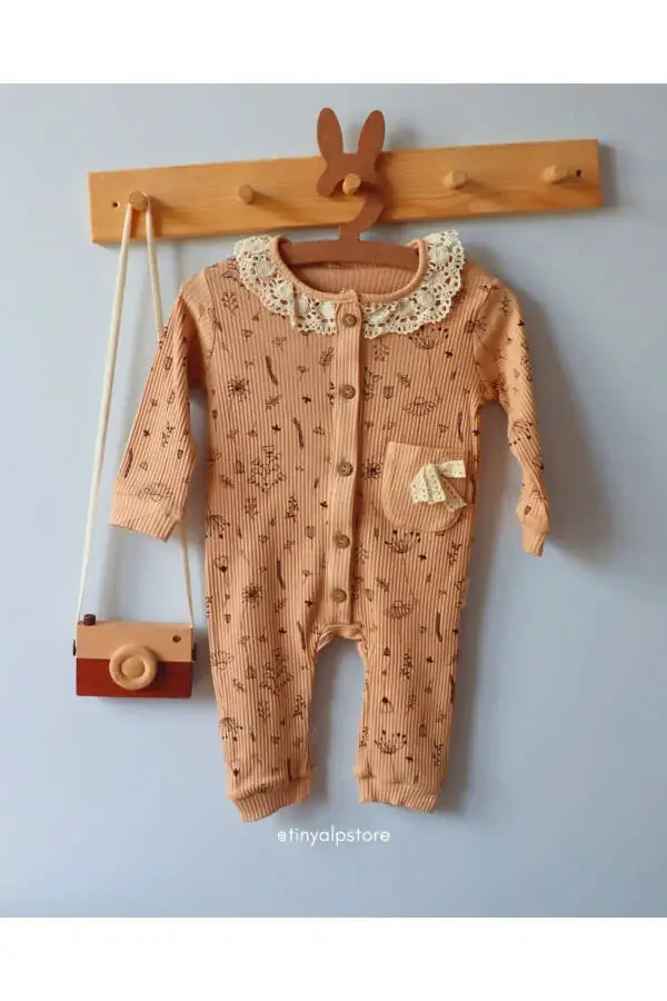 Elma Çiçeği Desenli Yumuşacık Kumaş Dantel Detaylı Kız Bebek Tulum - 1