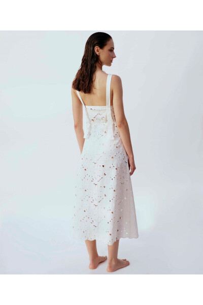 Embroidered dress with a tie at the waist - 24