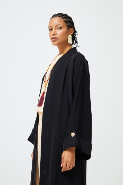 Epoleti tugmachali tafsilotli qora Abaya - NUUM DESIGN (1)