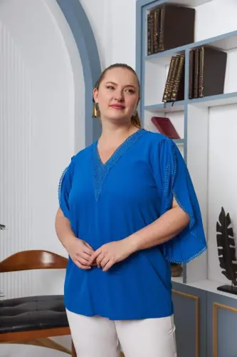 Ёқа ва елкалари гипурли катта ўлчамли блузка Сакс - 4