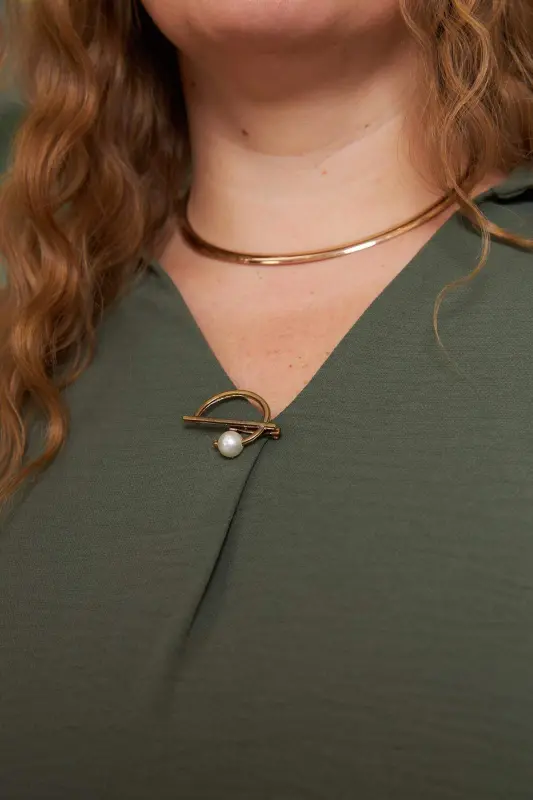 Ёқаси безакли катта ўлчамли блузка. Хаки ранг. - 3