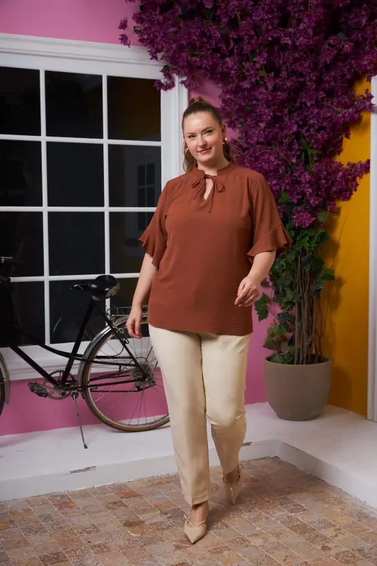 Ёқаси, боғичлари ва майда тафсилотлари бор йирик ўлчамли блузка, қоҳва ранги. - 5