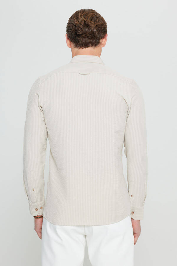 Erkak bej Slim Fit tor ko'rinishli tor bo'yinli armür naqshli gofrlangan ko'ylak - 5