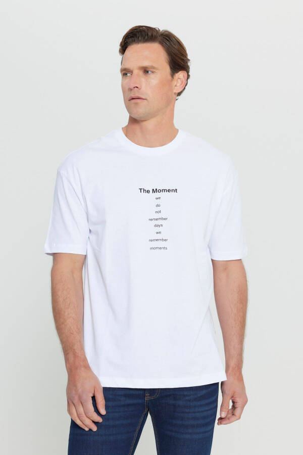 Эркак киши учун оқ рангли, йиртиқ, кенг ўлчамли, велосипедка ёқали футболка - 3