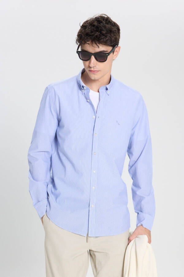 Erkak Oq-Ko'k Slim Fit Tor Kesimli Tugmali Yoqali 100% Paxta Chiziqli Ko'ylak - 1