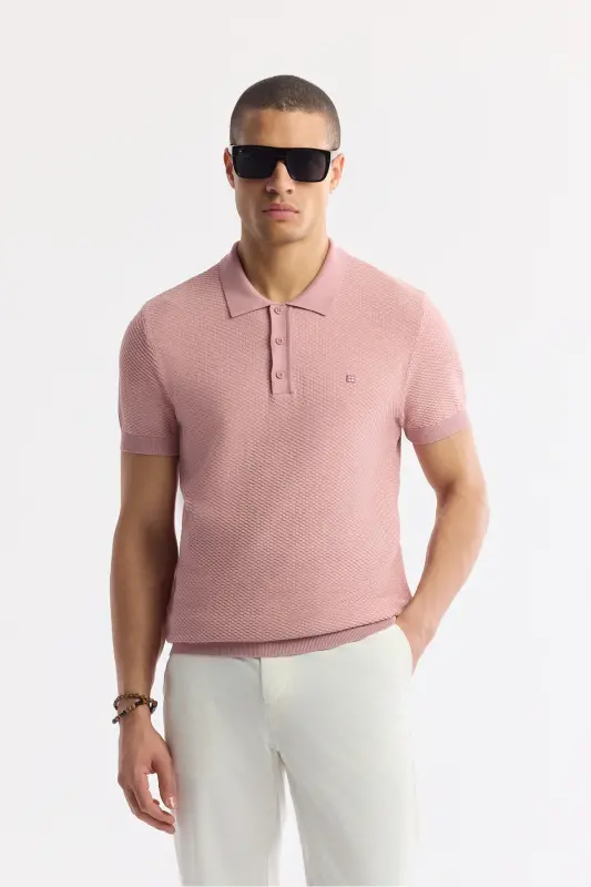 Erkak pushti regular fit polo yoqali to‘qimali trikotaj futbolka B005120-Pushti - AVVA