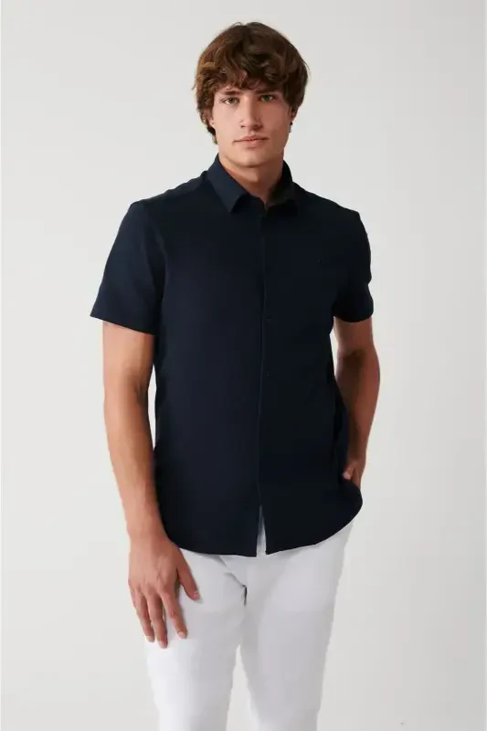 Erkak to'q ko'k oson dazmollanadigan klassik yoqali trikotaj likrali paxtali qisqa yengli ko'ylak E002051-to'q ko'k - AVVA