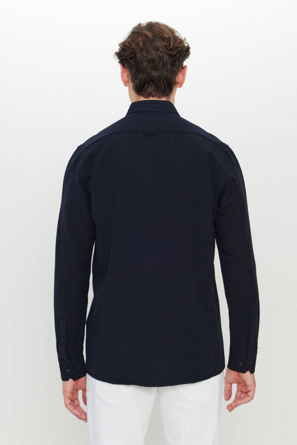Erkak toʻq koʻk slim fit tor kesimli tugmali yoqali armürlü gofre naqshli koʻylak - 11