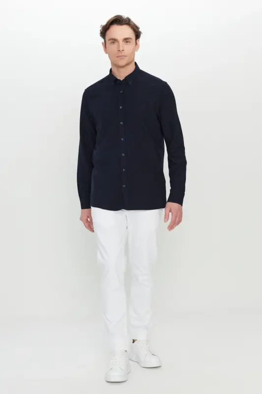 Erkak toʻq koʻk slim fit tor kesimli tugmali yoqali armürlü gofre naqshli koʻylak - 5