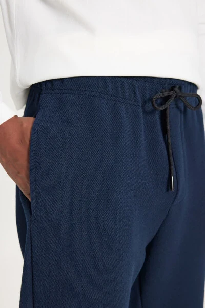 Erkak to'q ko'k standart tor, oddiy bichimli cho'ntakli elastik - 4