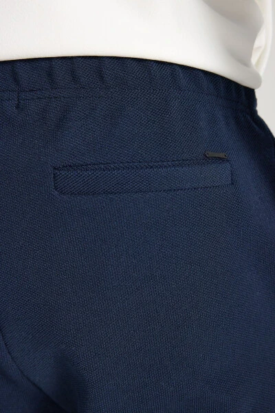 Erkak to'q ko'k standart tor, oddiy bichimli cho'ntakli elastik - 5