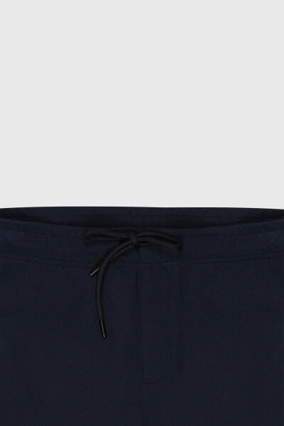 Erkak to'q ko'k standart tor, oddiy bichimli cho'ntakli elastik - 8