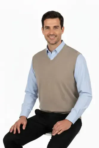 Erkak V yoqali tekis rangli klassik model qulay kesimli to'liq bichimli ingichka junli to'quv sviter - sutli qahva - 3