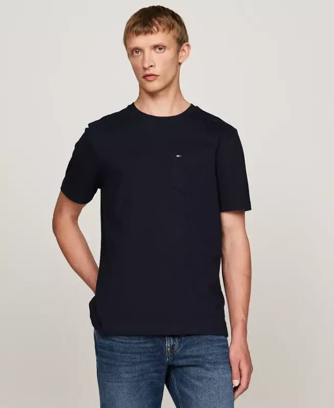 Erkaklar uchun asosiy bir xil rangli cho'ntakli futbolka - Cho'l osmoni - TOMMY HILFIGER