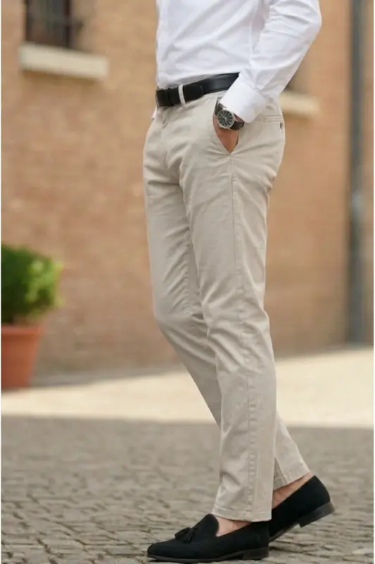 Erkaklar uchun bej gabardin paxta zig'ir slim fit yon cho'ntakli elastik chino shimlari - 3