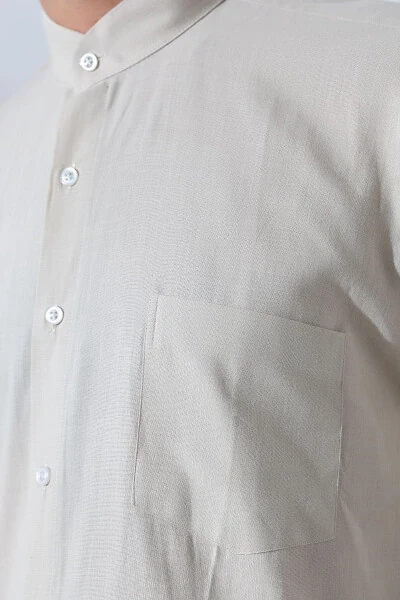 Erkaklar uchun bej rang keng kesim bitta chokli to‘g‘ri yoqali hajj va umra uchun zig‘ir mato ko‘ylak - 4