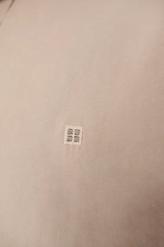 Erkaklar uchun bej rangli Henley yoqasi bilan modal matodan tikilgan keng ko'rinishli ko'ylak A41y2168 - 6