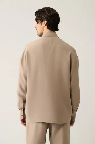 Erkaklar uchun bej rangli Henley yoqasi bilan modal matodan tikilgan keng ko'rinishli ko'ylak A41y2168 - 6