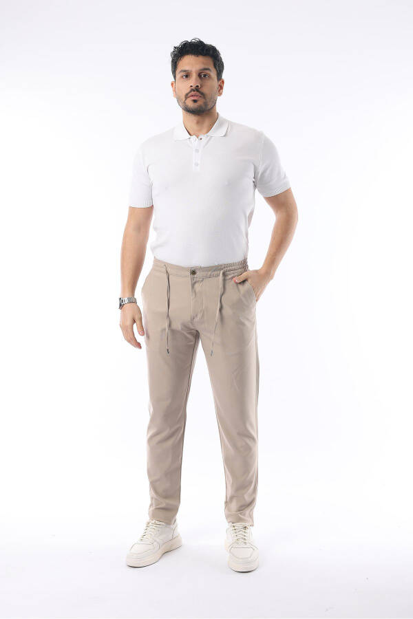 Erkaklar uchun bej rangli Jogger kesimli, elastik belbog'li, moslashuvchan likrali va Slim Fit matoli shim - 3