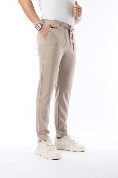Erkaklar uchun bej rangli Jogger kesimli, elastik belbog'li, moslashuvchan likrali va Slim Fit matoli shim - 4