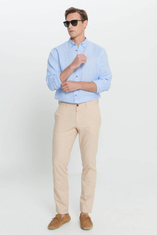 Erkaklar uchun bej rangli slim fit tor kesimli %100 paxtadan tayyorlangan yon cho'ntakli shim. - 2