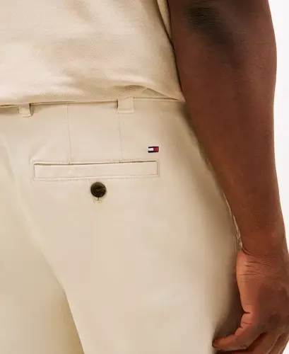 Erkaklar uchun Big & Tall TH Flex Stretch Custom-Fit Chino Shimlari — Qumli bej rang - 3