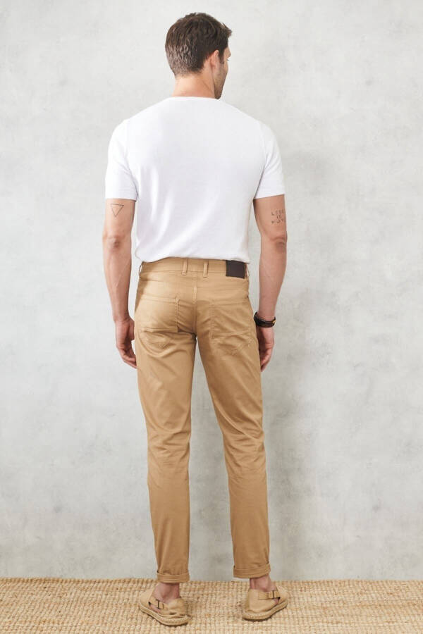 Erkaklar uchun Camel Slim Fit Tor 5 Cho'ntakli Elastik Chino Shimlari - 7