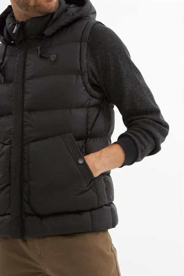 Erkaklar uchun chiqarib olinadigan kaputli cho‘ntakli puffer yelek qora - 9