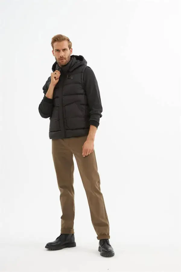 Erkaklar uchun chiqarib olinadigan kaputli cho‘ntakli puffer yelek qora - 10