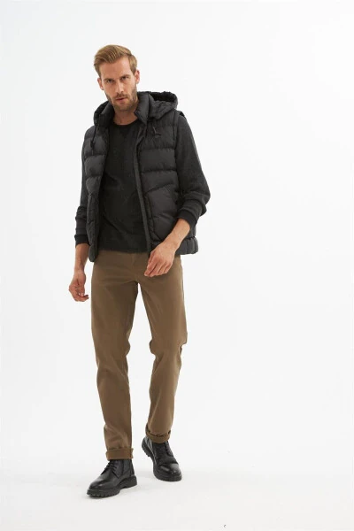 Erkaklar uchun chiqarib olinadigan kaputli cho‘ntakli puffer yelek qora - 2