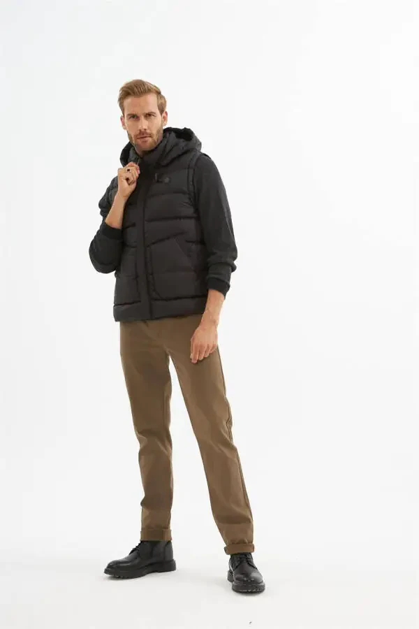 Erkaklar uchun chiqarib olinadigan kaputli cho‘ntakli puffer yelek qora - 4