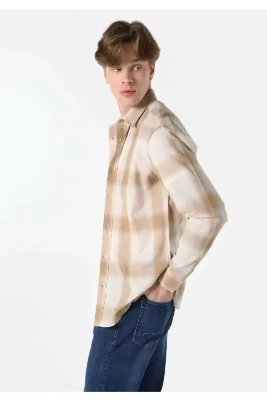 Erkaklar uchun chiziqli bej uzun yengli ko'ylak, regular fit. Cl1062628 - COLIN’S