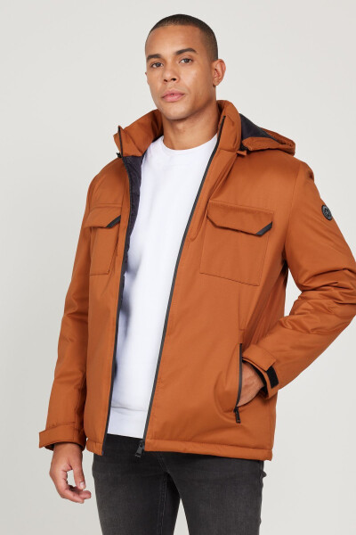 Erkaklar uchun g'isht rangli standart o'lchamdagi oddiy kesilgan olib tashlanadigan kaputli palto - ALTINYILDIZ CLASSICS